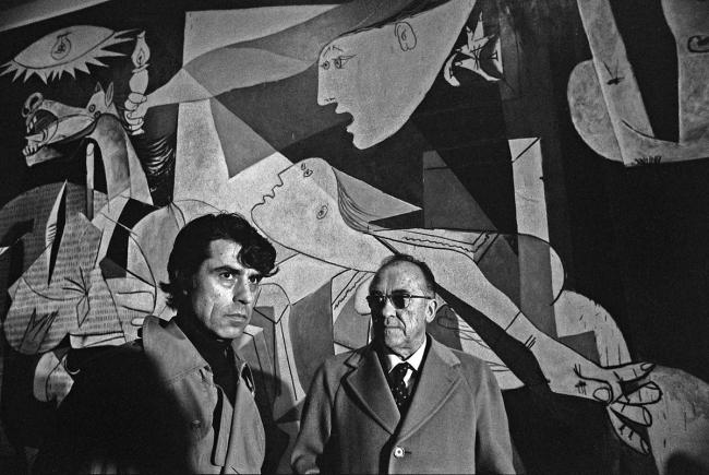 Santiago Carrillo in front of Guernica