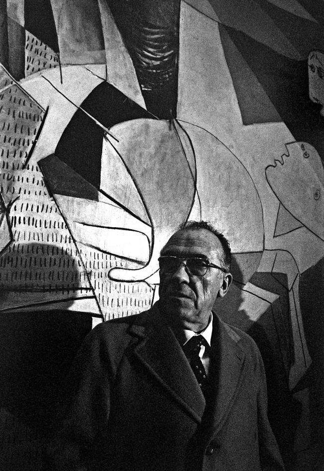 Santiago Carrillo in front of Guernica