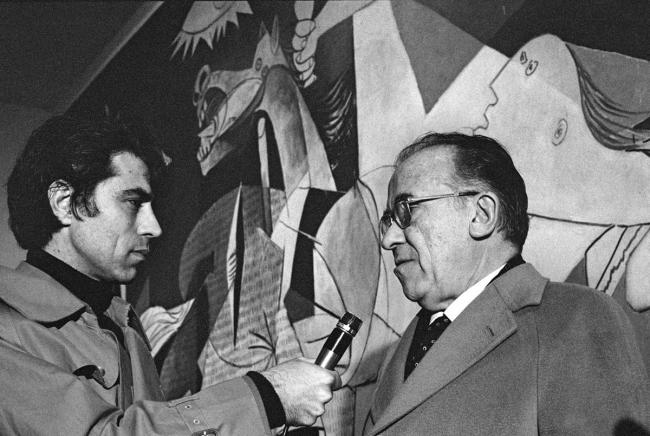 Santiago Carrillo in front of Guernica