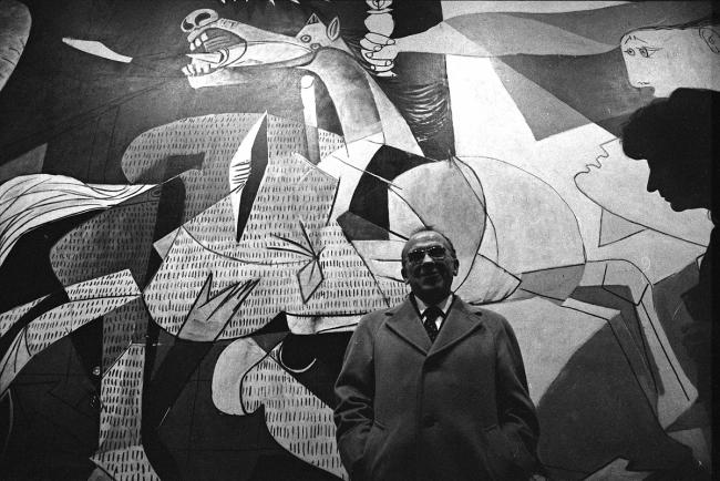 Santiago Carrillo in front of Guernica
