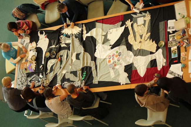 Pancarta colectiva con la imagen de Guernica