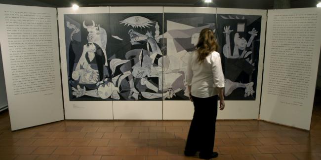 EN Una mujer contempla uno de los paneles ilustrativos de la exposición «Pablo Picasso, Guernica. Historia de un cuadro»