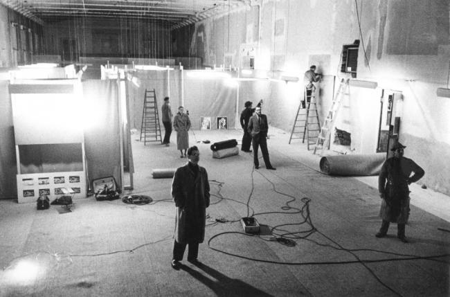 EN Fotografías del montaje y la exposición «Guernica, avec 60 études» del Nationalmuseum