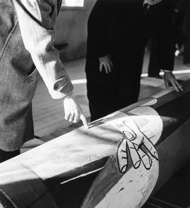 EN Fotografías del montaje y la exposición «Guernica, avec 60 études» del Nationalmuseum