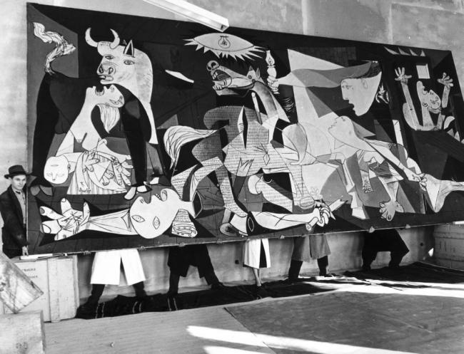 EN Fotografías del montaje y la exposición «Guernica, avec 60 études» del Nationalmuseum
