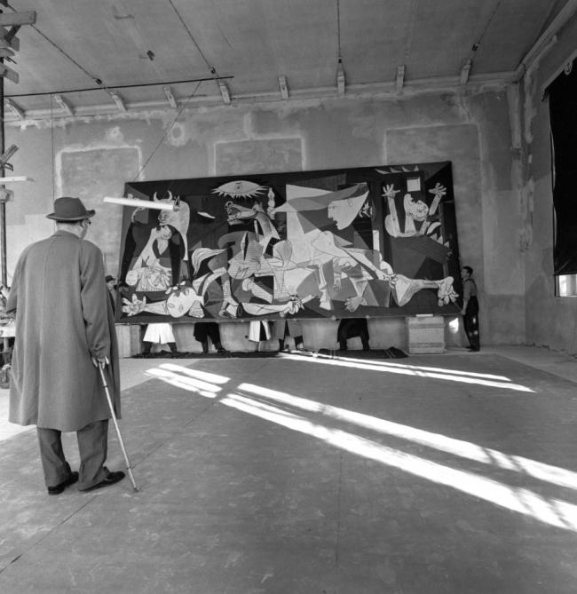 EN Fotografías del montaje y la exposición «Guernica, avec 60 études» del Nationalmuseum