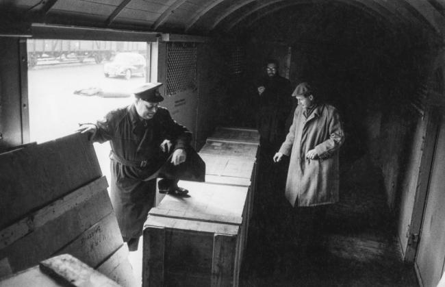 EN Fotografías del montaje y la exposición «Guernica, avec 60 études» del Nationalmuseum