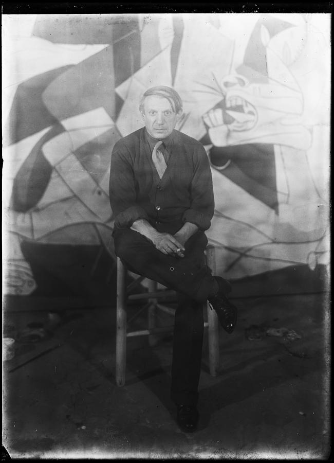 Pablo Picasso in front of Guernica