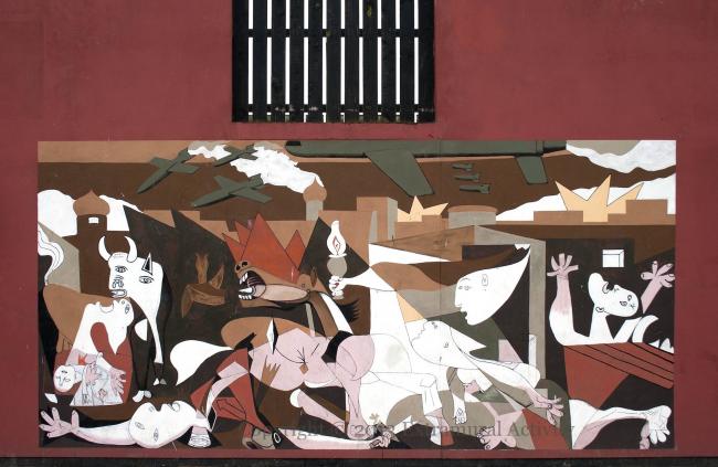 Guernica en la pared del Museum of Free Derry, Glenfada Park