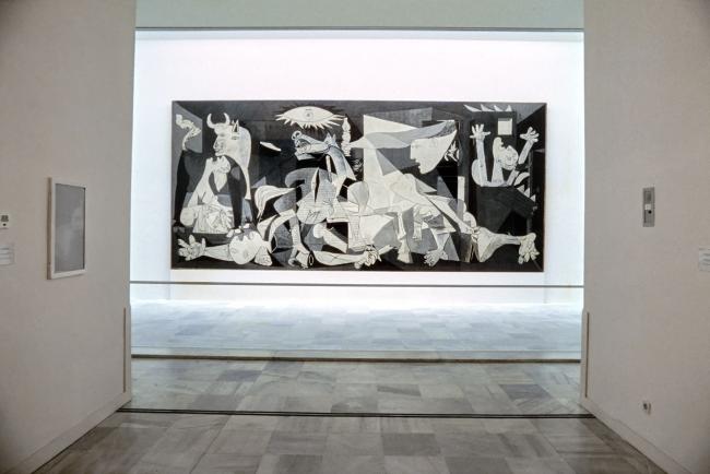 Instalación de Guernica en la colección permanente 