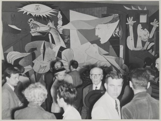 Visitors to the exhibition Picasso at the Musée des Arts Décoratifs