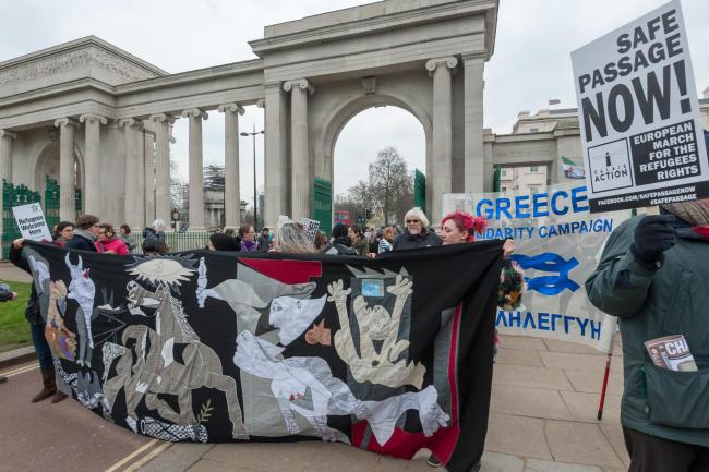 Manifestantes sostienen un tapiz de Guernica