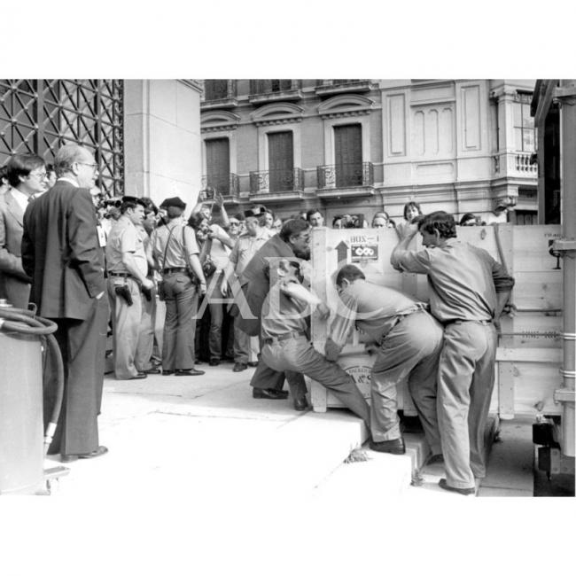 Las cajas que protegen Guernica son sacadas de los camiones e introducidas en el Casón del Buen Retiro