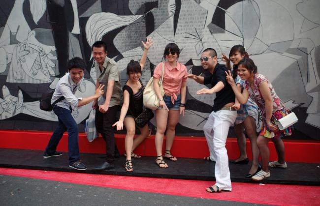 Un grupo de turistas posa frente a una réplica de Guernica durante el evento «A Taste of Spain»