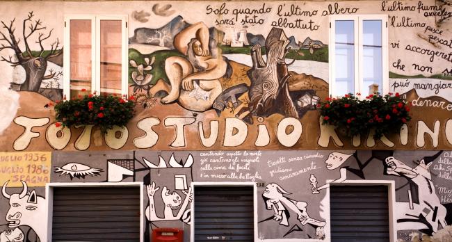 Réplica de Guernica en un estudio fotográfico de Orgosolo