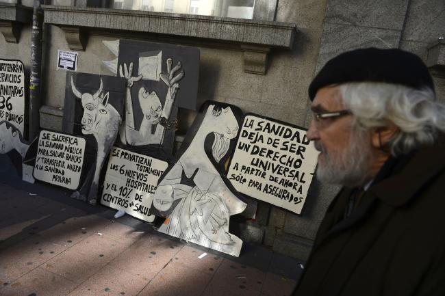 Pancartas con fragmentos de Guernica en las protestas contra los recortes en Sanidad en el hospital Princesa
