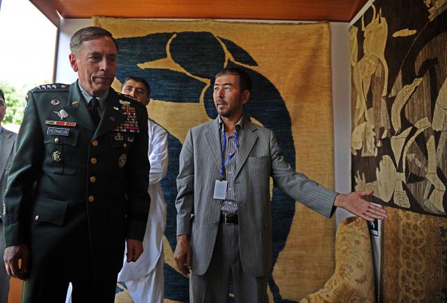 El comandante del ISAF y jefe de la OTAN en Afganistán, David H. Petraeus, visita un mercado de artesanía
