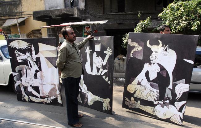 Pancartas con fragmentos de Guernica en una manifestación contra los episodios de violencia en Nandigram