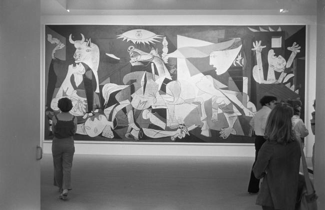EN Visitantes observando Guernica en el MoMA