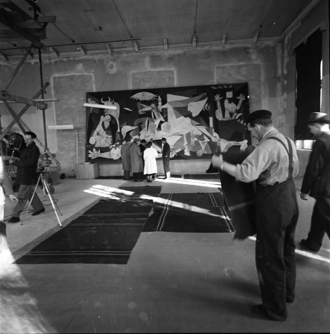 EN Fotografías del montaje y la exposición  «Guernica, avec 60 études» del Nationalmuseum