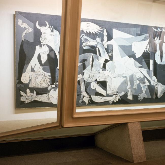 EN Urna protectora diseñada por José María García de Paredes y Guernica instalado