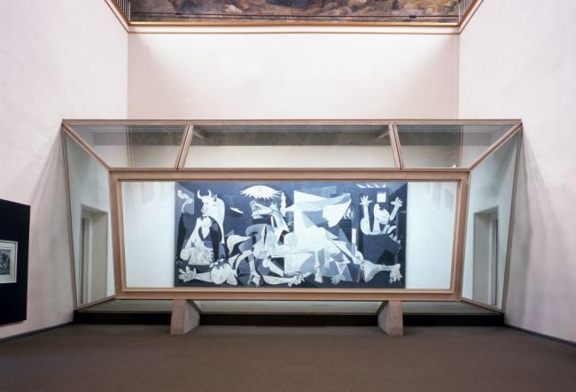 EN Urna protectora diseñada por José María García de Paredes y Guernica instalado