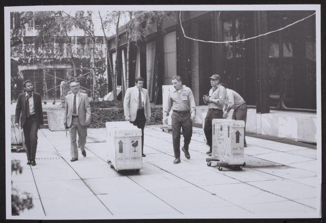 Fotografías del desmontaje de Guernica en el Museum of Modern Art de Nueva York para su posterior traslado a Madrid