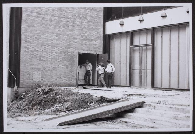 Fotografías del desmontaje de Guernica en el Museum of Modern Art de Nueva York para su posterior traslado a Madrid