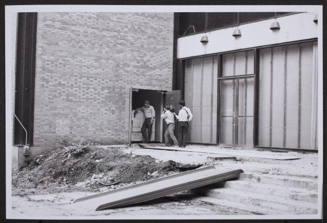 Fotografías del desmontaje de Guernica en el Museum of Modern Art de Nueva York para su posterior traslado a Madrid