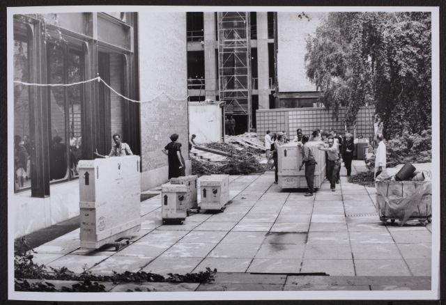 Fotografías del desmontaje de Guernica en el Museum of Modern Art de Nueva York para su posterior traslado a Madrid