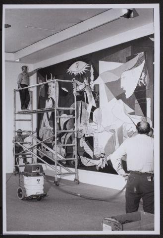 Fotografías del desmontaje de Guernica en el Museum of Modern Art de Nueva York para su posterior traslado a Madrid