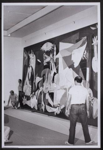 Fotografías del desmontaje de Guernica en el Museum of Modern Art de Nueva York para su posterior traslado a Madrid