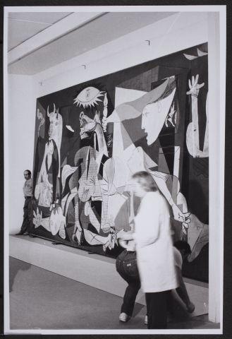 Fotografías del desmontaje de Guernica en el Museum of Modern Art de Nueva York para su posterior traslado a Madrid