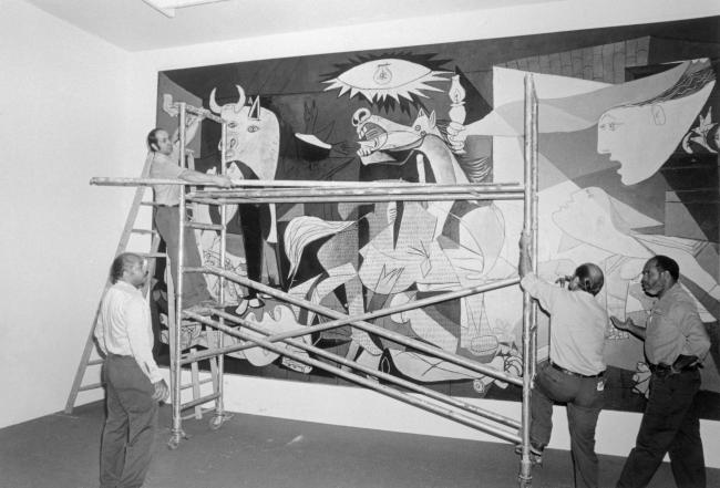 Fotografías del desmontaje de Guernica en el Museum of Modern Art de Nueva York para su posterior traslado a Madrid
