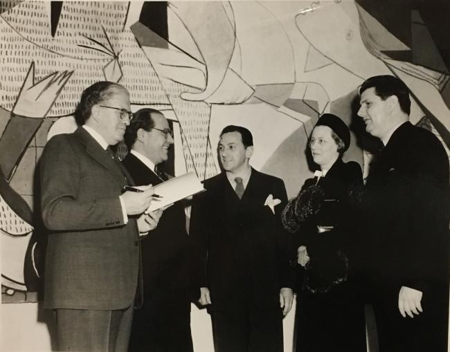 Julio Álvarez del Vayo, ministro de Estado, en la inauguración de la exposición Picasso’s Guernica de la Valentine Gallery