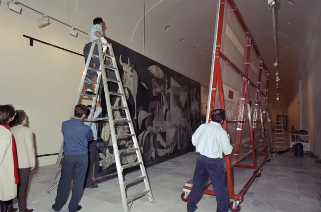 Traslado de Guernica a la sala 206