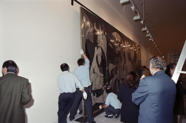 Traslado de Guernica a la sala 206