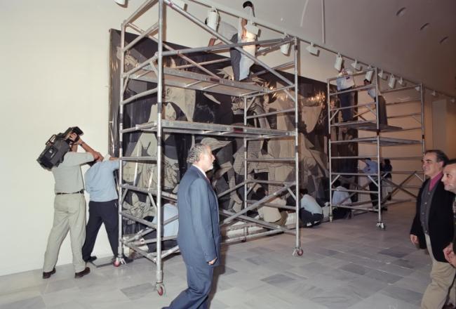 Traslado de Guernica a la sala 206