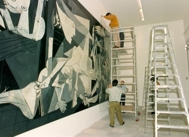 Traslado de Guernica a la sala 206