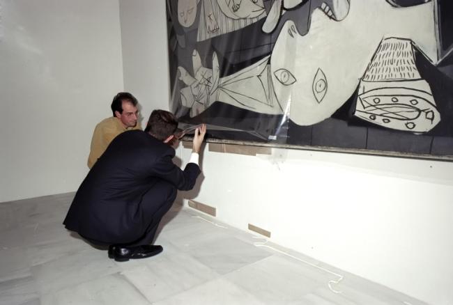 Traslado de Guernica a la sala 206