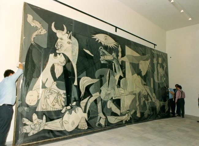 Traslado de Guernica a la sala 206