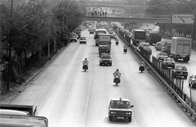 Lorries transferring <em>Guernica</em> and the rest of the works head down the Barajas motorway towards the Casón del Buen Retiro