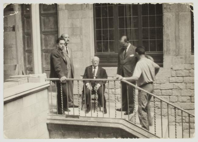Jaume Sabartés visita el palacio Berenguer de Aguilar, futura sede del Museo Picasso de Barcelona, enero de 1961