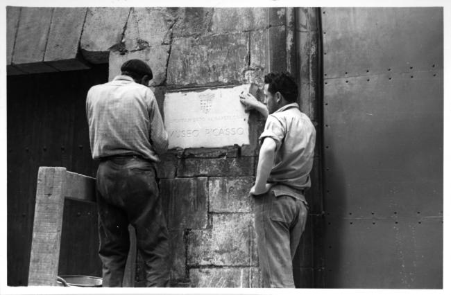Colocación de la placa que rezaba "Museo Picasso" en el exterior del Palacio Berenguer de Aguilar, Barcelona, 1963
