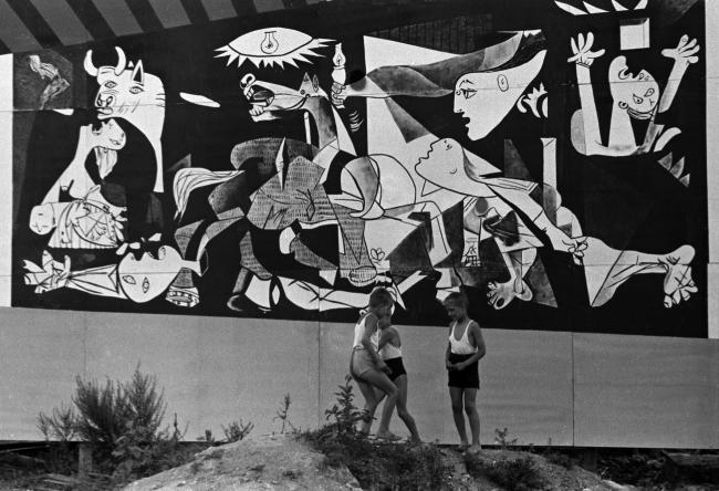 Mural de <em>Guernica</em> en el 5th World Festival of Youth and Students 