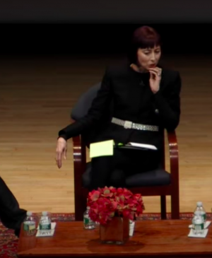 Captura de la conversación entre Okwui Enwezor y Melissa Chiu, Nueva York, Asia Society Museum, 5 de mayo, 2014