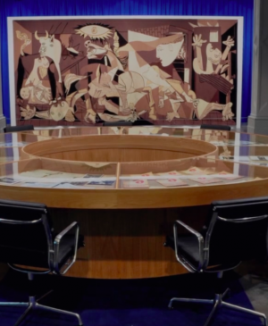 Captura del vídeo de Nicola Ashmore con la instalación creada por Goshka Macuga para <em>The Nature of the Beast</em>, Whitechapel Gallery, Londres, 5 de abril, 2009-18 de abril, 2010 