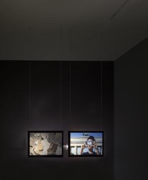 Hito Steyerl, <em>Abstract</em> [Resumen, 2012]. Vista de la instalación en el Museum of Contemporary Art de San Diego, La Jolla, 2016. Imagen cortesía de la artista, Andrew Kreps Gallery, New York y Esther Schipper, Berlín. Fotografía de Pablo Mason