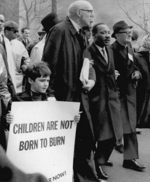 Martin Luther King Jr. y Dr. Benjamin Spock en una manifestación por la paz, Nueva York, 15 de abril, 1967