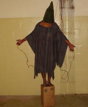 The Associated Press, Fotografía del prisionero Satar Jabar siendo torturado conectándole al cableado eléctrico, 2003